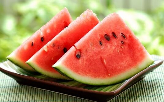 A görögdinnye diéta során naponta több kilogramm bogyót kell fogyasztania. 